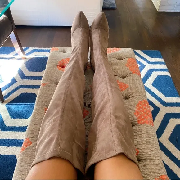 🍂 BRECKELLE’S TAN OVER THE KNEE FAUX SUEDE BEVERLY HEEL BOOTS!