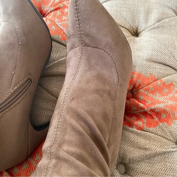 🍂 BRECKELLE’S TAN OVER THE KNEE FAUX SUEDE BEVERLY HEEL BOOTS!