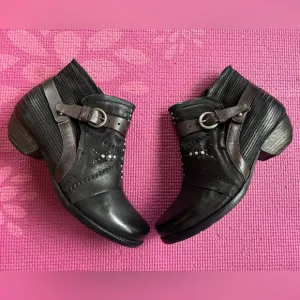 🖤 Miz Mooz Leather Western Ankle Boots 🖤