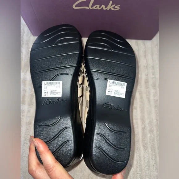 🌸 NWB! RARE Extra Wide Clark’s Comfort Sandals