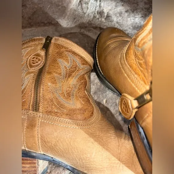 ARIAT Billie Handcrafted Unbridled Distressed LeatherWomens 6.5 Western Booties