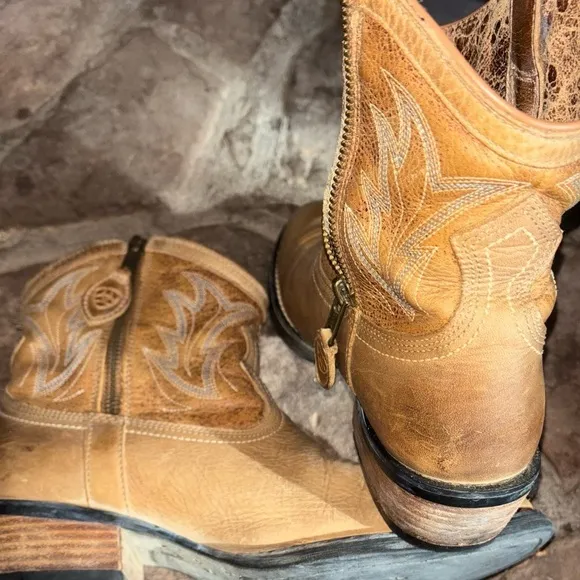 ARIAT Billie Handcrafted Unbridled Distressed LeatherWomens 6.5 Western Booties
