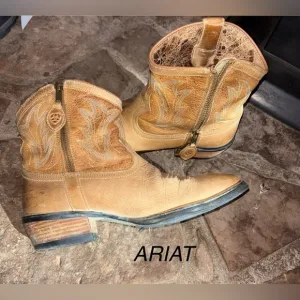 ARIAT Billie Handcrafted Unbridled Distressed LeatherWomens 6.5 Western Booties
