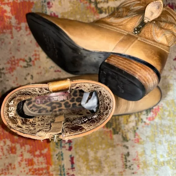ARIAT Billie Handcrafted Unbridled Distressed LeatherWomens 6.5 Western Booties