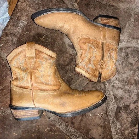 ARIAT Billie Handcrafted Unbridled Distressed LeatherWomens 6.5 Western Booties