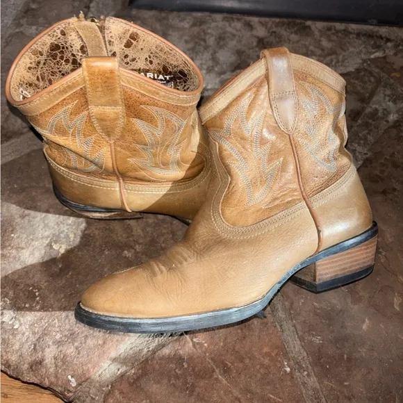 ARIAT Billie Handcrafted Unbridled Distressed LeatherWomens 6.5 Western Booties