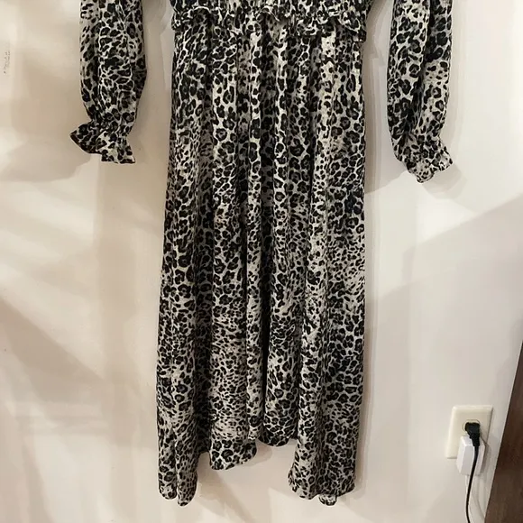 Banana Republic leopard print ruffled voluminous sleeve v-neck maxi dress size 6