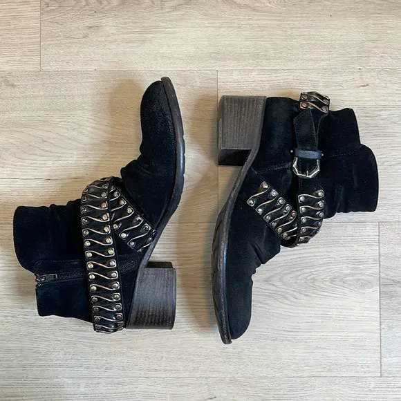 BARNEYS NEW YORK COOP DISTRESSED BLACK SUEDE LEATHER BELTED MOTO ANKLE BOOTS