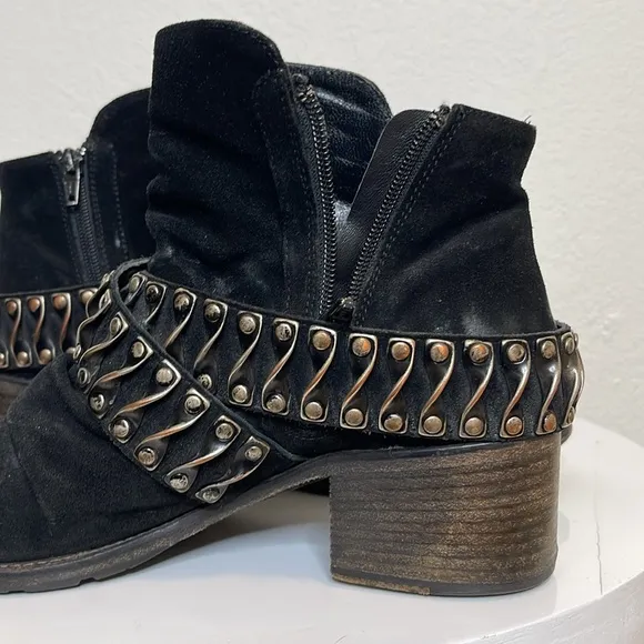 BARNEYS NEW YORK COOP DISTRESSED BLACK SUEDE LEATHER BELTED MOTO ANKLE BOOTS