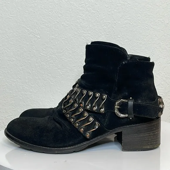 BARNEYS NEW YORK COOP DISTRESSED BLACK SUEDE LEATHER BELTED MOTO ANKLE BOOTS