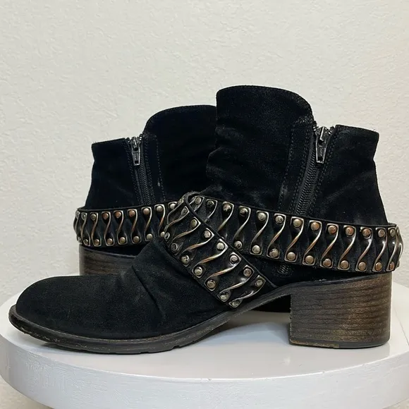 BARNEYS NEW YORK COOP DISTRESSED BLACK SUEDE LEATHER BELTED MOTO ANKLE BOOTS