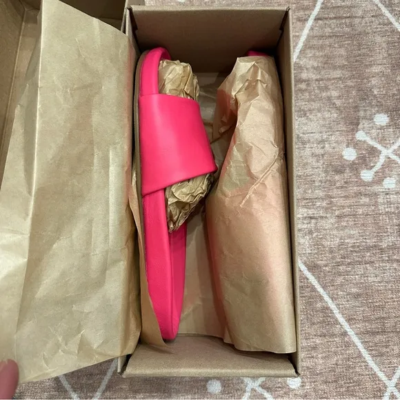 Beek Gallito sandals in size 9. Color is Azalea