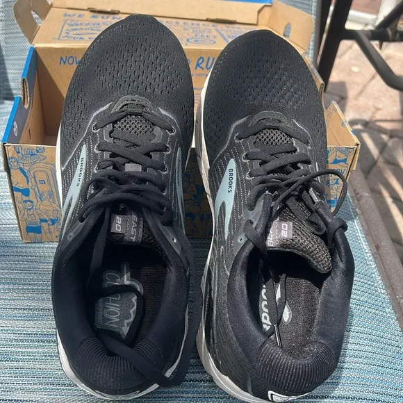 Brooks BEAST 20 Black Gray Running Athletic Sneakers sz 10 wide 2E EUC Shoes
