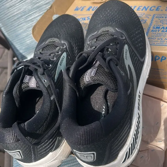 Brooks BEAST 20 Black Gray Running Athletic Sneakers sz 10 wide 2E EUC Shoes