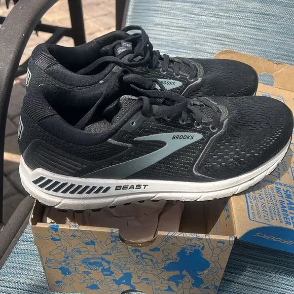 Brooks BEAST 20 Black Gray Running Athletic Sneakers sz 10 wide 2E EUC Shoes