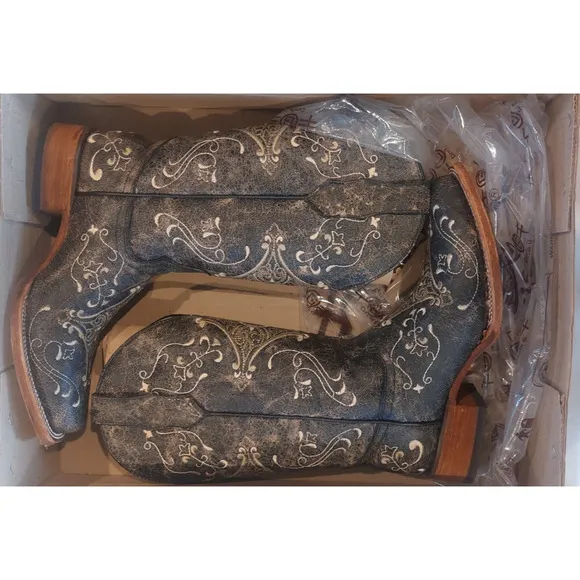 Circle G Womens Embroidery Crackle Leather Snip Toe Boots Size 7.5 NIB