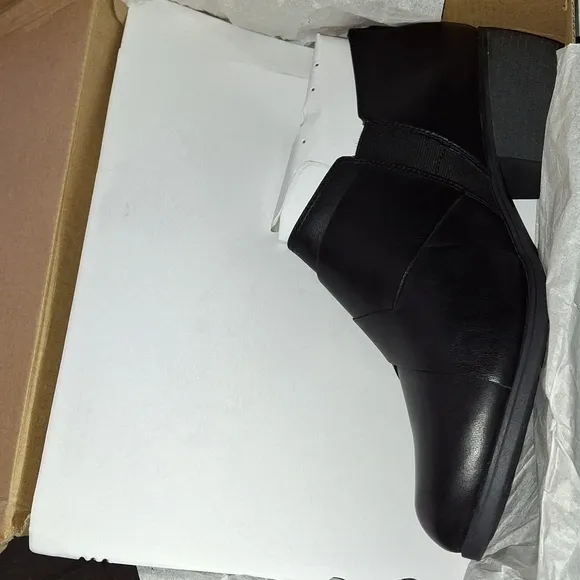 Clarks Women's Charlten Gema Boots Color: Black Size: 11 W