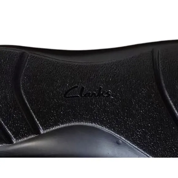 Clarks Women's Cora Chai SHERPA LEATHER DISTRESSED Ankle BootS SIZE 11 NEW