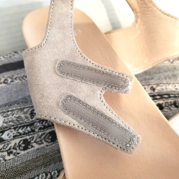 Dansko Angela Sand Metallic Shimmer Nubuck Asymmetrical Straps Wedge Sandals 41