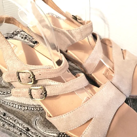 Dansko Angela Sand Metallic Shimmer Nubuck Asymmetrical Straps Wedge Sandals 41