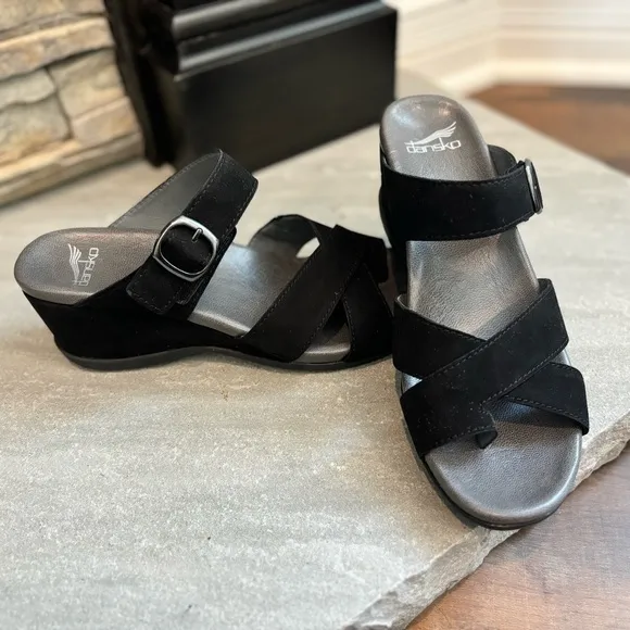 Dansko Women’s Size 40 (US 9.5/10) Aubree Wedge Black Nubuck Leather Sandals NEW