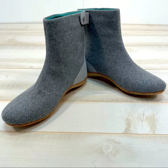 Disctrict by Sole Grey Wool ReCork Felt Zip Boots Sz 8 Stride Recycled Rubber