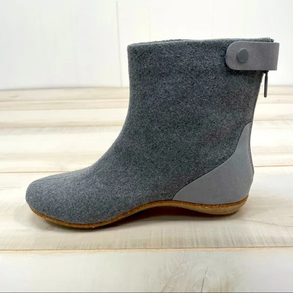 Disctrict by Sole Grey Wool ReCork Felt Zip Boots Sz 8 Stride Recycled Rubber