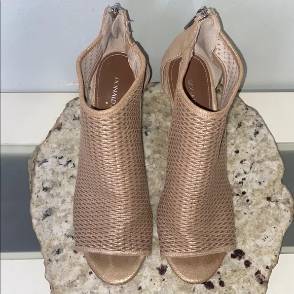 Donald Pliner Jace Perforated Metallic Leather Peep Toe Wedge Sandal Size 8.5