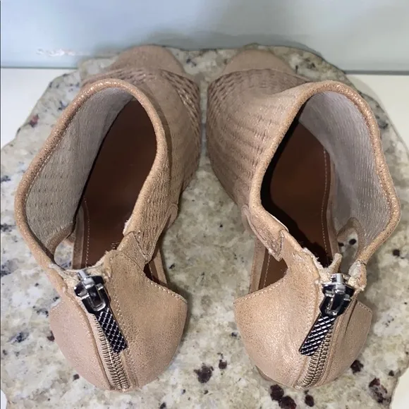Donald Pliner Jace Perforated Metallic Leather Peep Toe Wedge Sandal Size 8.5