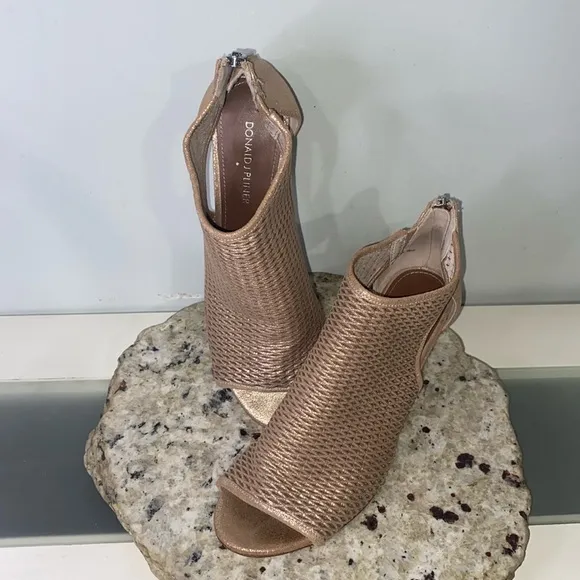Donald Pliner Jace Perforated Metallic Leather Peep Toe Wedge Sandal Size 8.5