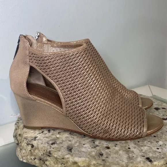 Donald Pliner Jace Perforated Metallic Leather Peep Toe Wedge Sandal Size 8.5