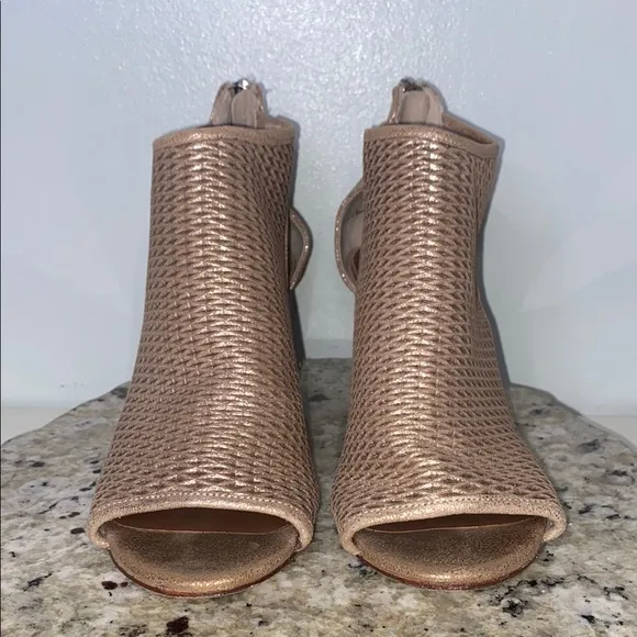 Donald Pliner Jace Perforated Metallic Leather Peep Toe Wedge Sandal Size 8.5