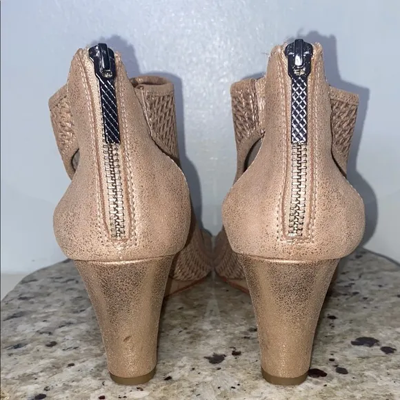 Donald Pliner Jace Perforated Metallic Leather Peep Toe Wedge Sandal Size 8.5