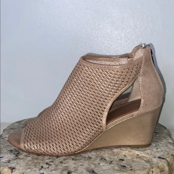 Donald Pliner Jace Perforated Metallic Leather Peep Toe Wedge Sandal Size 8.5