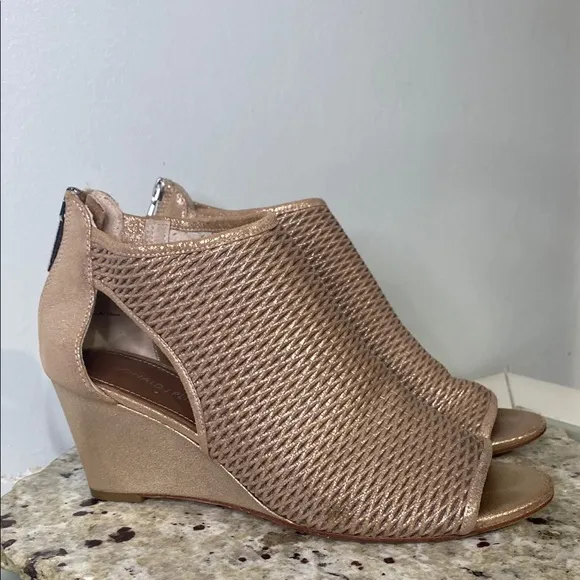 Donald Pliner Jace Perforated Metallic Leather Peep Toe Wedge Sandal Size 8.5