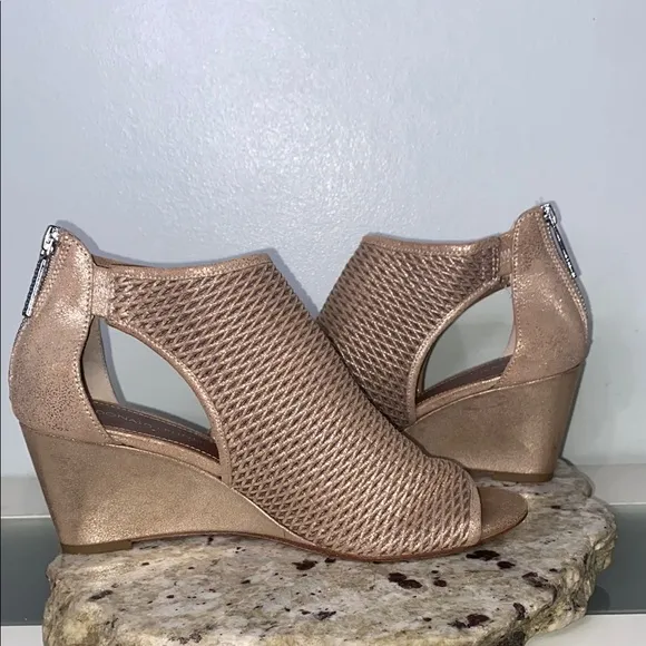 Donald Pliner Jace Perforated Metallic Leather Peep Toe Wedge Sandal Size 8.5