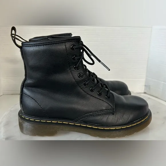 DR. MARTINS 1460 JUNIOR 3Y, flexible cemented sole construction for growing feet