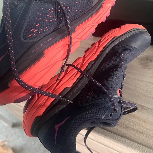Excellent condition Hoka Challenger