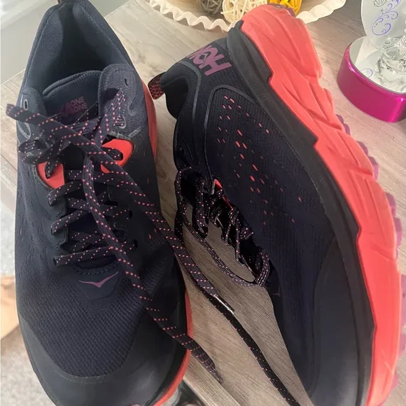Excellent condition Hoka Challenger