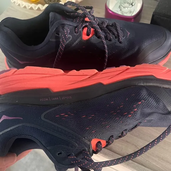 Excellent condition Hoka Challenger