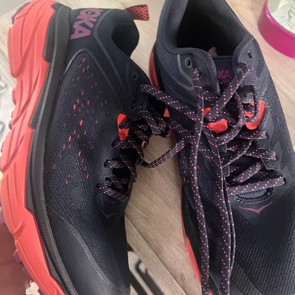 Excellent condition Hoka Challenger