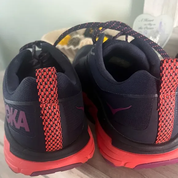 Excellent condition Hoka Challenger