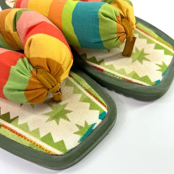 FARM Rio Pineapple Puffy Flip Flop Sandals 8