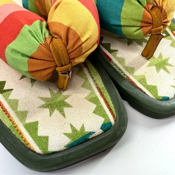 FARM Rio Pineapple Puffy Flip Flop Sandals 8
