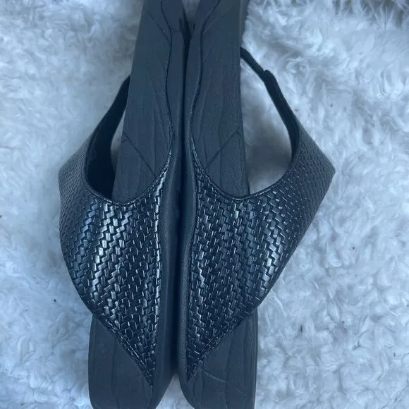 Fit-flop Lulu Black weave thong sandals size11