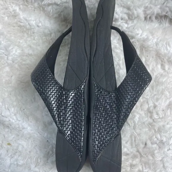 Fit-flop Lulu Black weave thong sandals size11