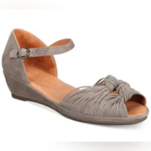 Gentle Souls By Kenneth Cole Women's Lily Knot Sandals.