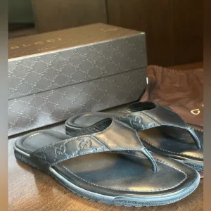 Gucci Black Leather Flip-Flop Sandals 12.5 EUC Box &amp; Bag