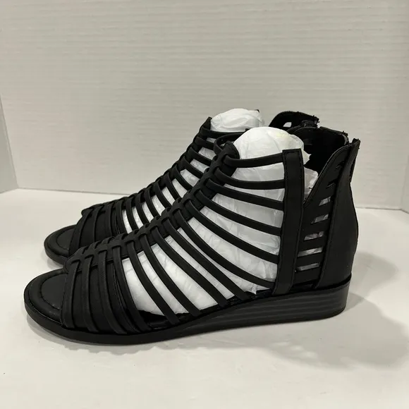 Journee Collection Delilah. ‎ Size 6.5WD. Color: Black