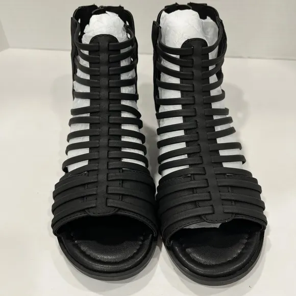 Journee Collection Delilah. ‎ Size 6.5WD. Color: Black
